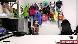 Puoi credere che questa dolce teen sia stata beccata a rubare al lavoro?!