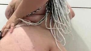 Latynoska glamour w prysznicu z pokazem dużych naturalnych cycków