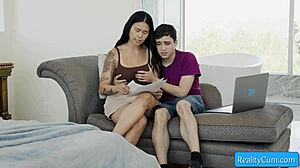 الزبيبة الزوجة الأم دانا فيسبولي ترشد ريكي سبنيش في دروس خادشة