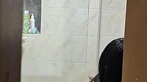 Špijoniram svojo osupljivo sobarico, ki se preobleka in tušira.