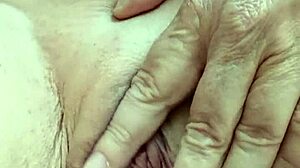 Miért csábít ez a forró nagymama hatalmas cicikkel?