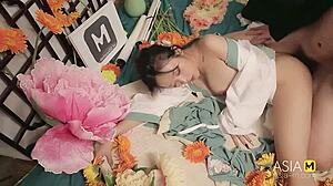 Hey, nak tengok gadis Asia comel liar di luar?