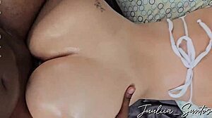 Adolescente brasileña 18+ con coño apretado perforado profundo por polla grande