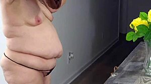 Büyük kıçlı BBW olgun nine mini elbise içinde ıslak amını yakından gösteriyor! 😜