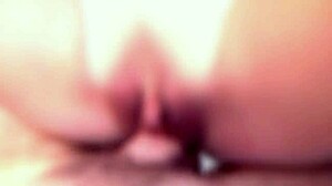 Benieuwd hoe slanke brunette Gloria Sol buiten uitkleedt om haar hete lichaam te tonen?