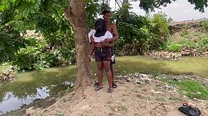 Debela punca, ogromna rit častijo med divjim gozdnim avanturami s prijatelji