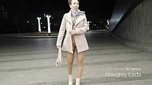 공개에서 코트만 입고 알몸으로 돌아다니는데, 엿볼래?