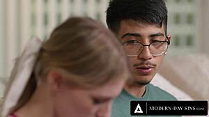 Uhh, maksud gue, dosa zaman sekarang bikin cheerleader petite 18+ populer Melody Marks kehilangan keperawanan ke nerd demi taruhan