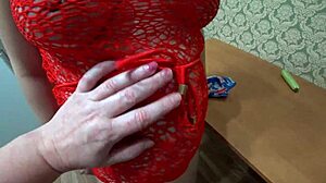 Courgette neukt harige kut, gapend gat wijd open. Lesbische milf in vroege zwangerschap doet homemade fetish POV.