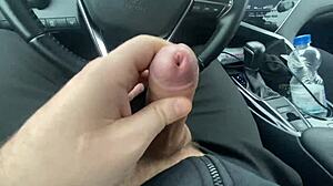 junge 18+ MILF zeigt große milchige Titten und lutscht Taxifahrer öffentlich.