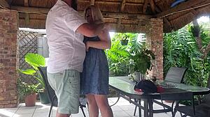 Akcja Creampie Z Żoną Najlepszego Przyjaciela Na Patio Gdy On W Pracy