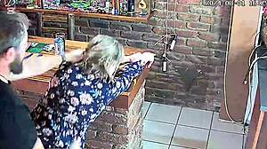 伙计，我抓到老婆和泳池工人在摄像头里乱搞，卧槽