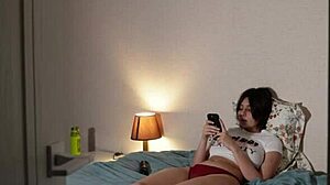 Otel odasında her şeyi yakalayan gizli kamera vardı