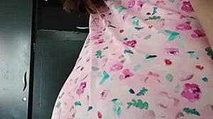 Model präsentiert sexy pinke Pyjamas in unschuldigem Solo-Clip