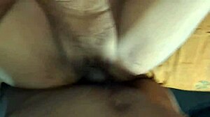 देसी वाइफ बेस्ट सेक्स वीडियो में इंटेंस बेड चुदाई का मजा लेती है