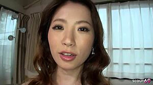 이 섹시 일본 여자, 무편집 JAV 캐스팅에서 볼 핥고 프로처럼 정액 삼켜.