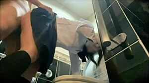 Salaryman Jepun ini mohon main kinky dan teruja sepenuhnya.