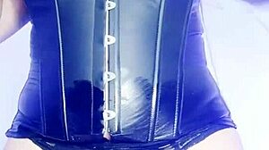 Hey, ¿por qué esta madrastra latina colombiana muestra su gran camello mientras se toca?