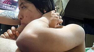 مراهقة لاتينية 18+ في 18 تحب تقديم الرأس في فيديو منزلي