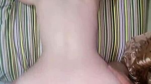 Človek, grem na vse štiri, da mi očim udari po riti in pokrije cice s spermo!