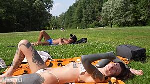 Vibro-Höschen-Spaziergang wird zu Straßen-Blowjob mit Italienerin