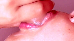 Uită-te la fata japoneză drăguță dând blowjob necenzurat de aproape