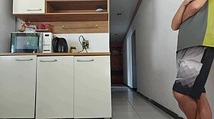 Kocanın arkadaşıyla riskli seks, o duş alırken