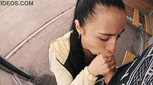 哇！在公交站大白天冒险口交！