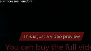 Jag låter min slav lukta och slicka mina svettiga strumpor för förnedring