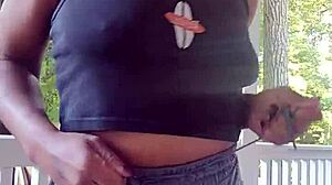 Ebony kurva napolju se bori da zadrži pišaćku u šortsu