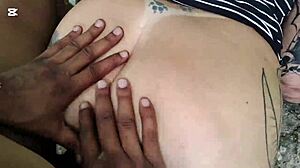 Wildes öffentliches Treffen am Wasserfall mit extremem Fischer