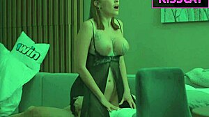 Il figliastro afferra le tette della matrigna, poi cavalca cowgirl!