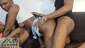 Ik vind het geweldig hoe mijn brutale zusjes om de beurt mijn grote lul berijden, zo strak!