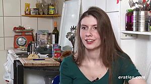 Babe Alemana Apasionada Provoca y Juega con Coño Afeitado