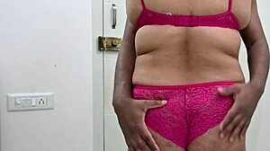 सेक्सी बिकिनी गर्ल दे रही है हॉट हैंडजॉब हसबैंड को, वाऊ! 😍