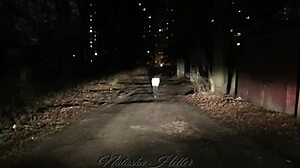 Прогулка Осени голой на публике, демонстрируя большие сиськи на улице