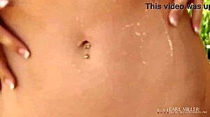 Capri Anderson χαλαρώνει στην πίσω αυλή, χρησιμοποιώντας παιχνίδια και δάχτυλα για έντονο οργασμό