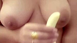 केला मेरे दोनों छेदों में फिसल जाता है, कितना मजा!