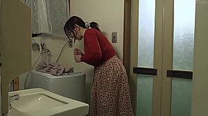 그래서 이 젊은 18+ 이혼한 일본 엄마랑 부끄러운 새 의붓동생이 가까워졌어, 알지?