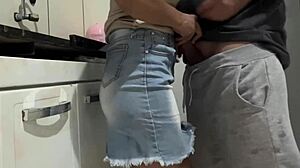 Gue nonton pembantu Latina pakai rok dan nggak tahan