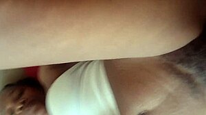 Menen sekaisin Xvkendollar2n isosta kyrvästä lyö sitä märkää karvaista pillua kotivideossa.