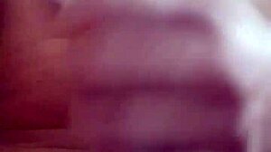 Klimakser hårdt på en kæmpe pik mens alle sover i nat