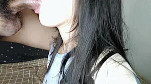 亚洲夫妻在卧室与性感18+青少年狂野