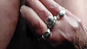 Hej, nemška babica, zakaj si tlačiš to dlakavo pičko s kumaro?