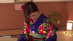 Baştan çıkarıcı MILF Ayumi Shinoda kimono içinde bj ile zevk veriyor.