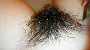 看看这个毛茸茸的阴毛水下，是超级毛茸茸小穴恋物