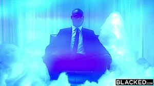 מילף יפה פני רוכבת על זין שחור ענק עם תשוקה פרועה.