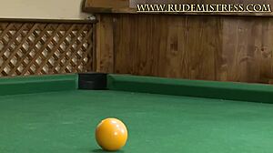 सेक्सी ब्लॉन्ड मिंक्स का अपस्कर्ट पीक