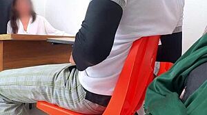 Mexická učiteľka dáva mimoriadnu skúšku študentom v triede, iný spôsob ako prejsť, učiteľka žiada telo na prechod predmetu