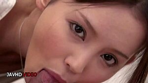 Amadoras japonesas dão boquetes intensos em cenas POV com ação quente